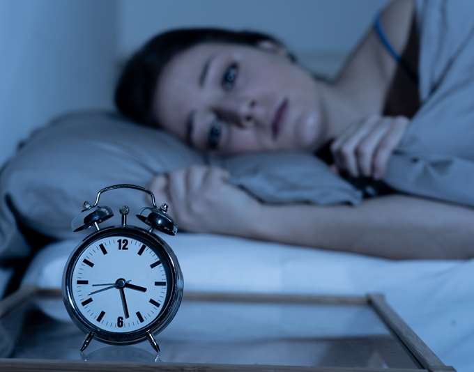 Γιατί το βράδυ συγκρίνουμε τη ζωή μας με των άλλων